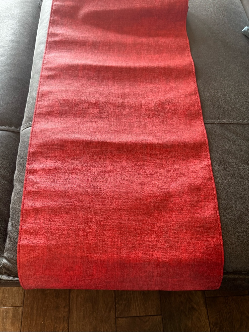 Red Table Runner wipeable - Picture 2 of 6